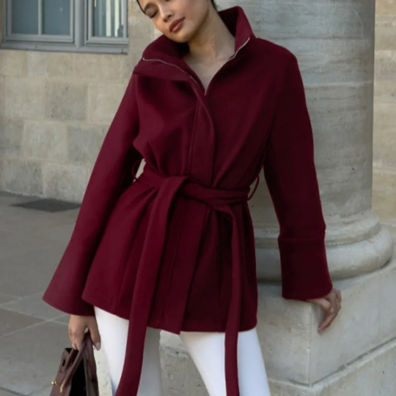 A Retro Wine-red High-neck Woolen Coat Lace-up Waist Quiet Luxury Style Slimming Tweed Coat for Women's Wear Fashionable Simple