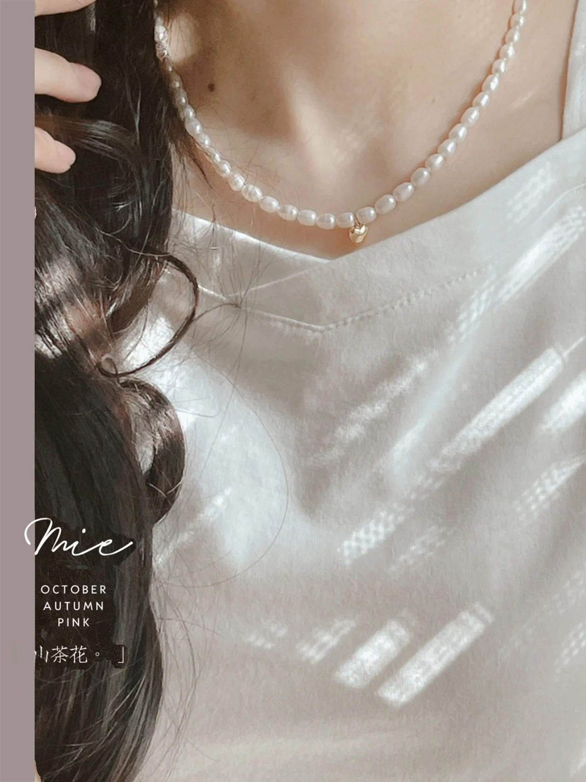 T-shirt in Puro Cotone Bianco Latte con Colletto Quadrato e Bottoni Laterali Design Snellente Casual Estivo