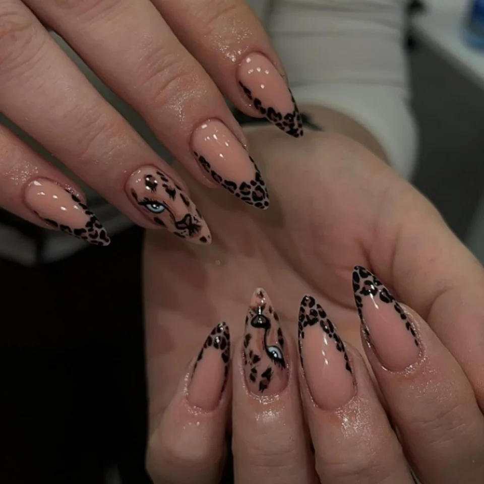 24 Uñas Postizas Largas Almendradas con Diseño de Estrellas y Cristales, Rosadas con Estampado Francés de Leopardo y Negro 3