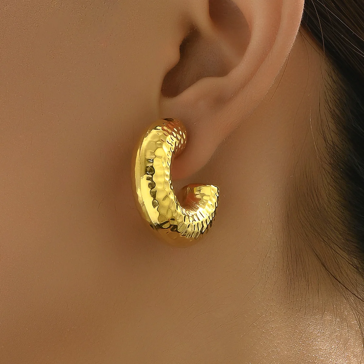 E112 retro style cross-border fashion Hollow Women's pattern Hollow large C earrings, stainless steel plated with 18K gold jewel