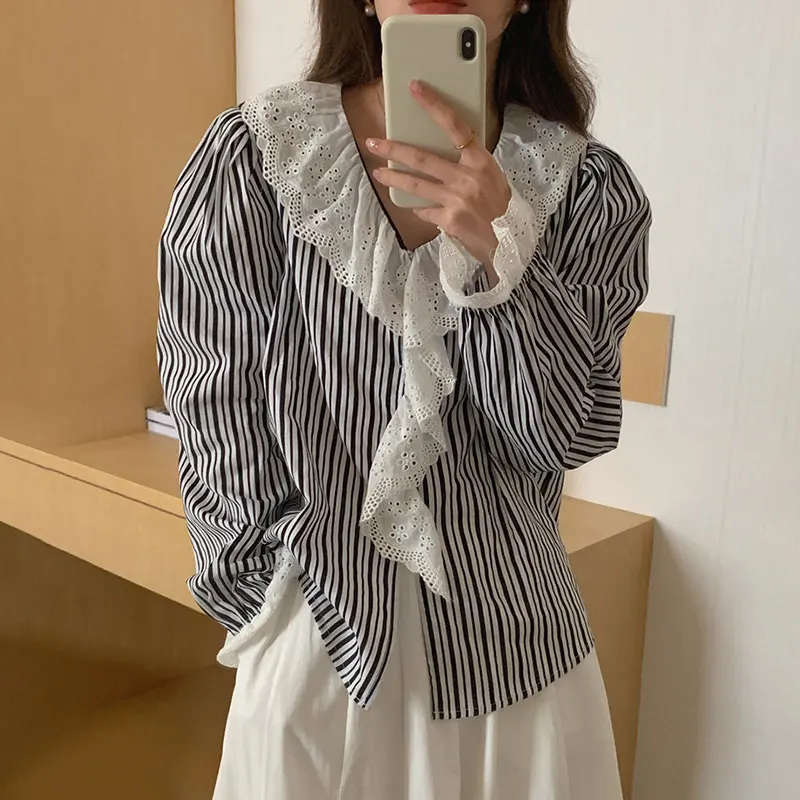 

Стильная весенняя блузка с кружевным V-образным вырезом и полосатыми вставками, женская модная повседневная свободная рубашка с длинным рукавом на пуговицах