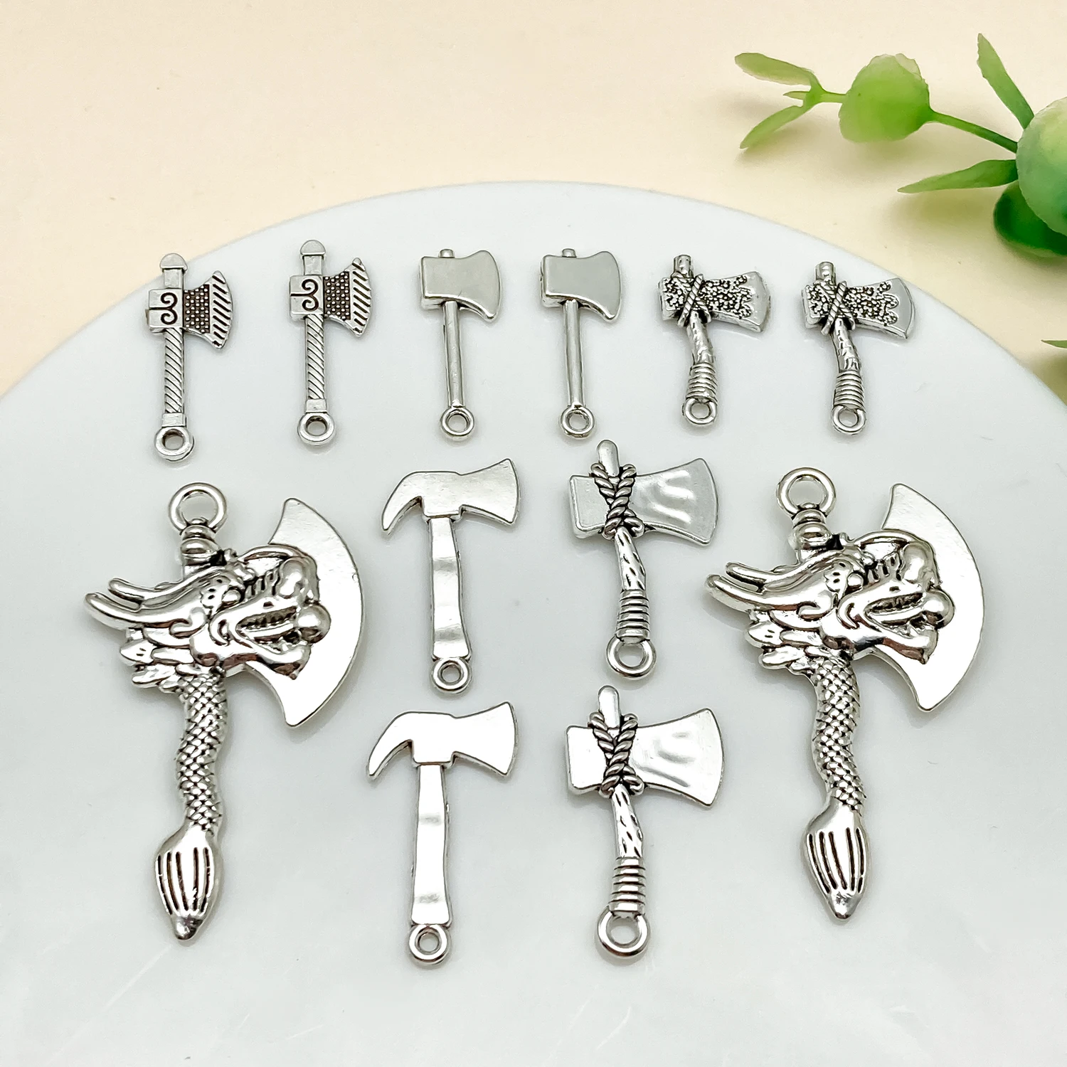 10/12 colgantes de dijes de dragón y hacha de metal plateado vintage: pulseras, collares y pendientes de joyería DIY para festivales de fantasía