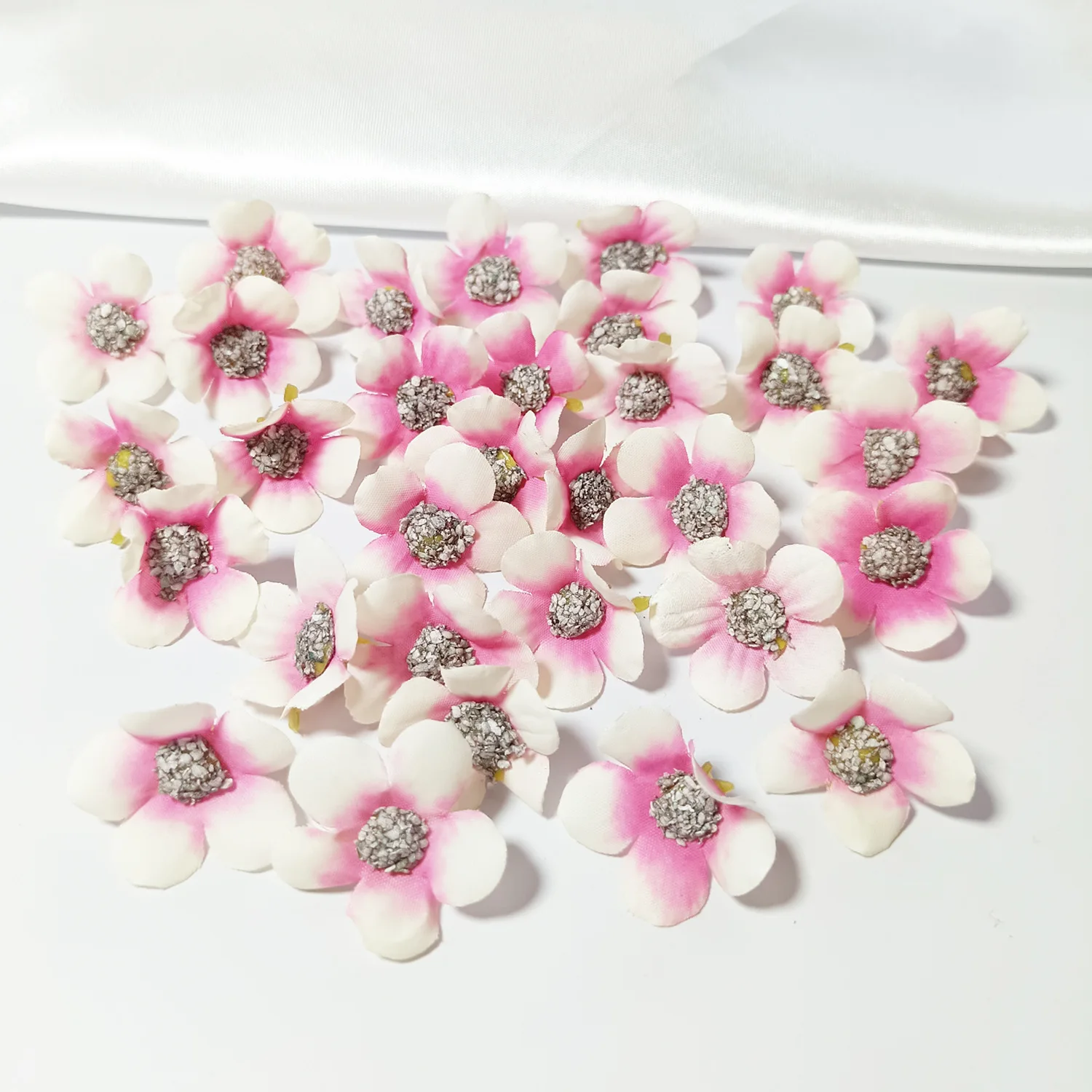 

50PCs Mini Artificial Rose Flowers Heads Silk Fake Flowers for Home Dceor Wedding Decoration Craft Wreath Gifts Accessories
