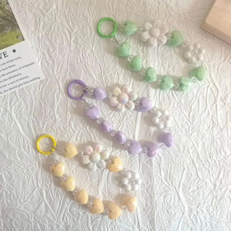 Kurzes Handgelenkseil mit buntem Blumenkettenanhänger, Anti-Verlust-Schutz, süßes Handy-Lanyard mit Blumen- und Herzperlen. – Detail 5