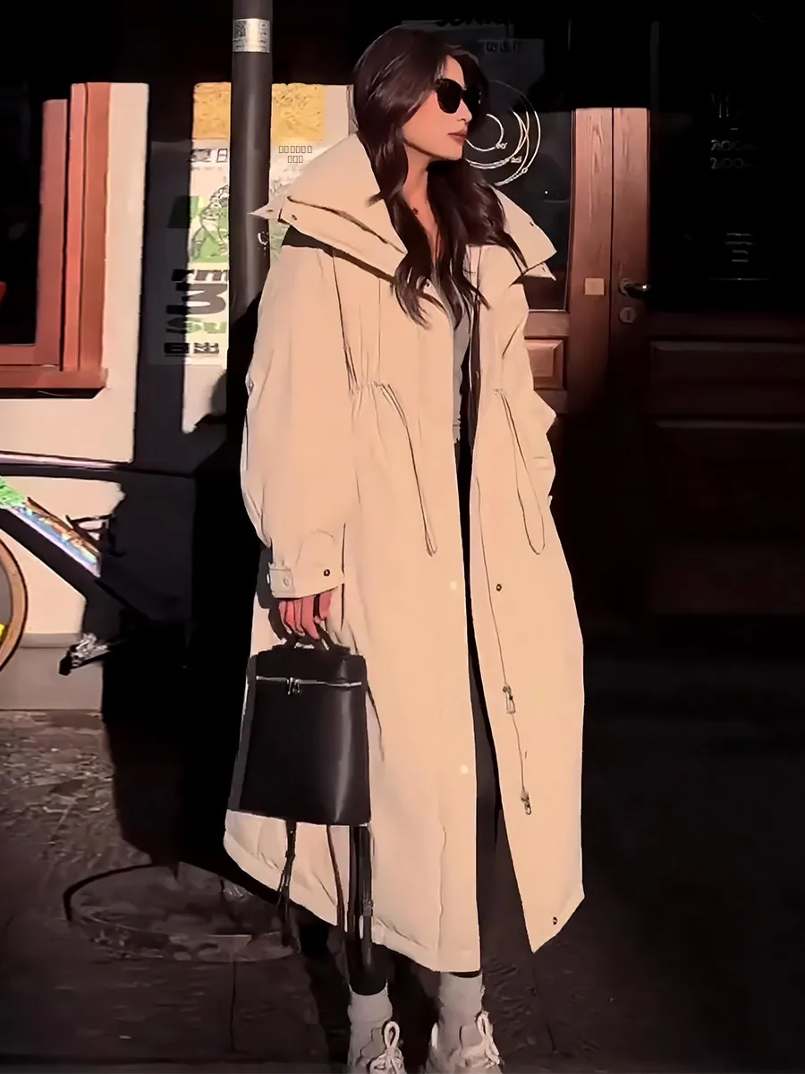 Elegante Piumino Lungo da Donna in Piuma d'Oca Bianca con Cappuccio e Design con Cordoncino, Capospalla Invernale