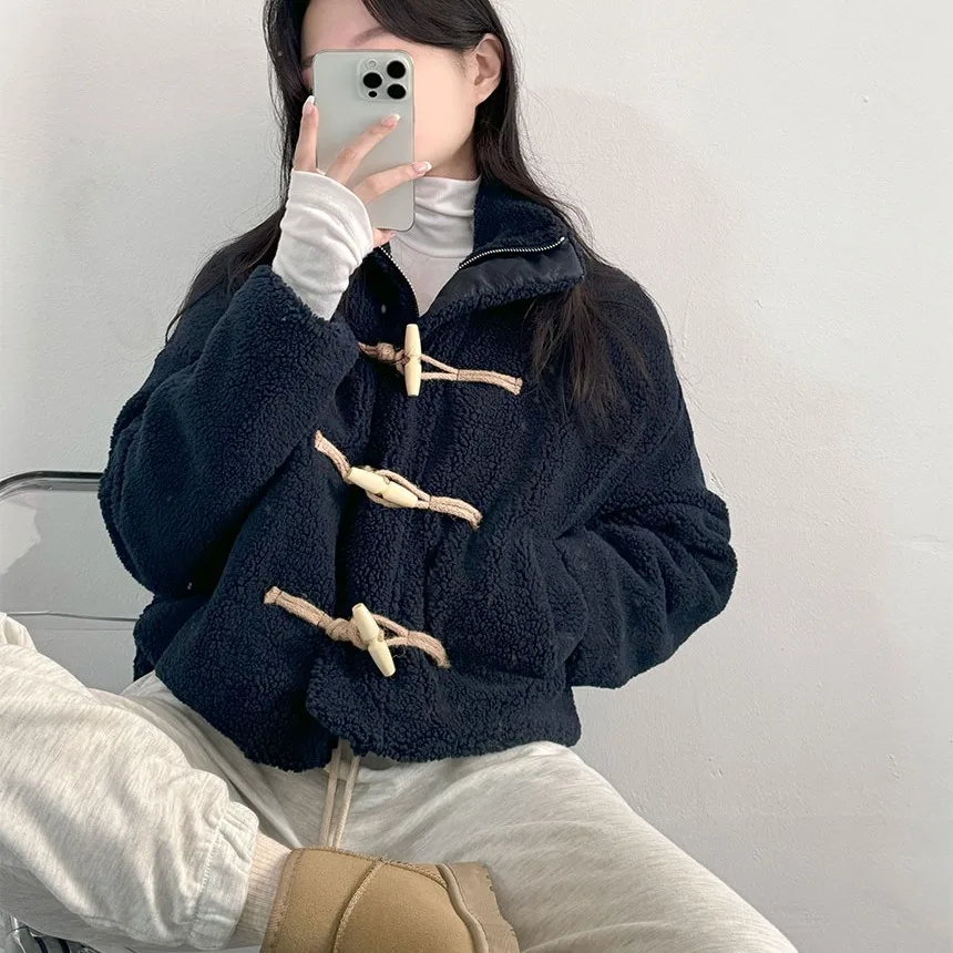 เสื้อโค้ทผู้หญิงแฟชั่นฤดูหนาว แต่งปกขนแกะ บุด้วยผ้าฝ้าย ติดกระดุม อุ่นสบาย ดีไซน์ทันสมัย ใช้งานได้หลากหลาย เหมาะสำหรับใส่ไปทำงาน ทรงเข้ารูป