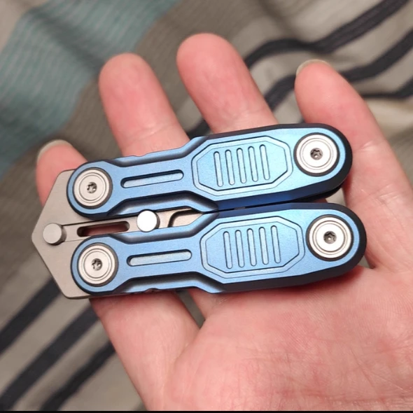 

New Titanium Alloy High-quality Multi-functional Tactical Pry Bar Bottle Opener Screwdriver EDC Hand Tool Premium Gift