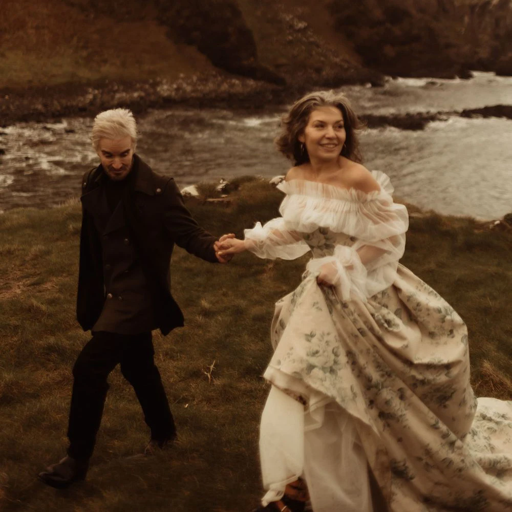 ปิดไหล่ Boho Elopement ดอกไม้พิมพ์ซาตินชุดแต่งงาน PLUS ขนาด Ruffled Tulle ยาวแขนฟองที่กําหนดเองชุดเจ้าสาว