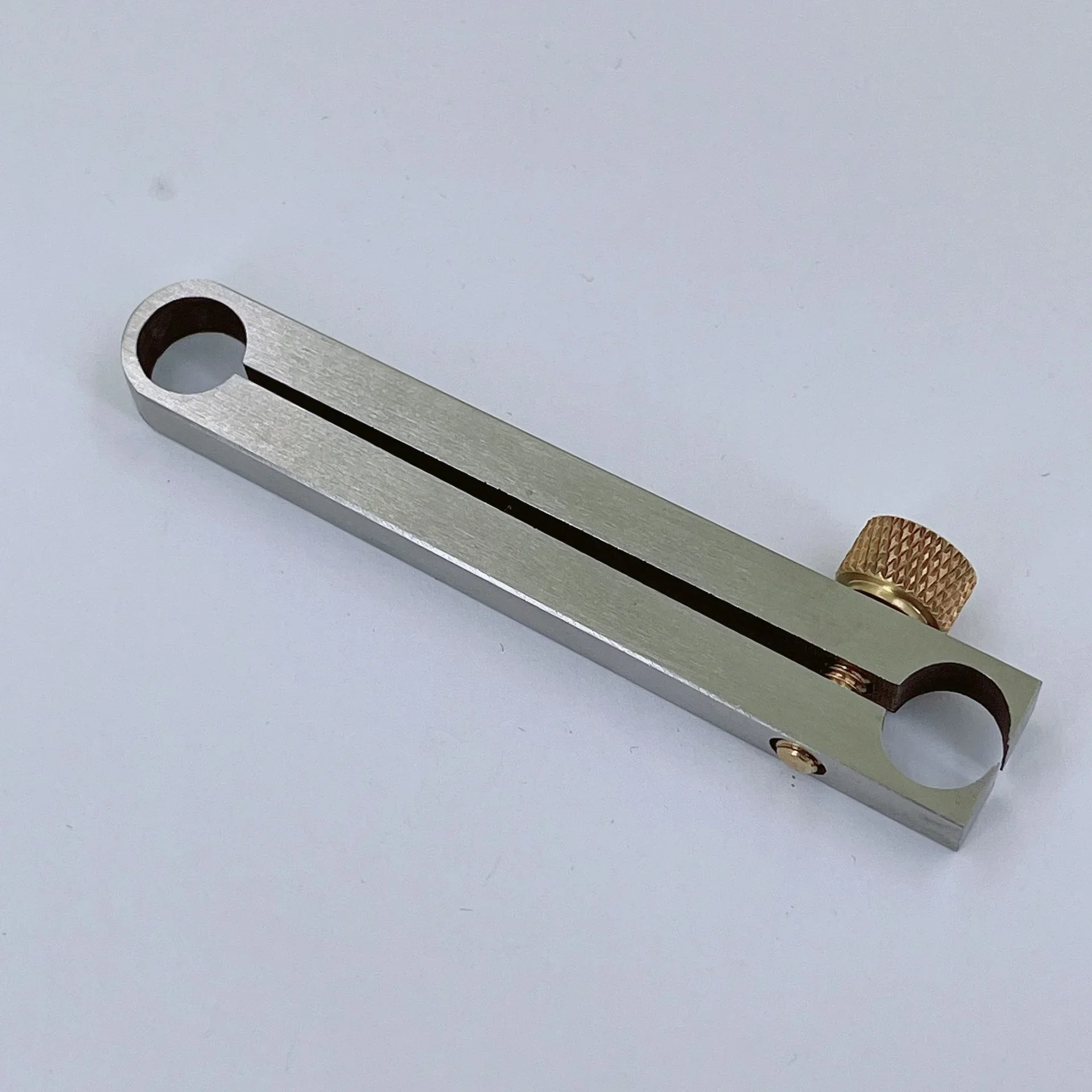 Center wheel tool for clamping watch parts