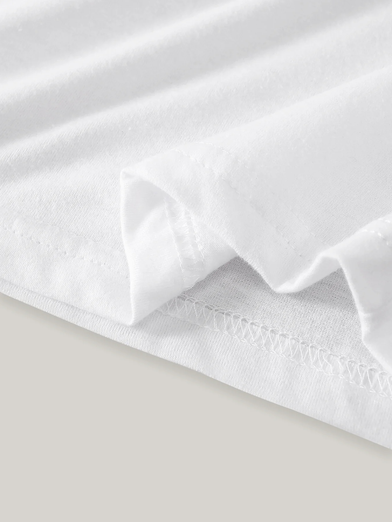 綿100%の半袖Tシャツ。ベーシックな春夏カジュアルVネックTシャツで、洗濯機で洗えます。