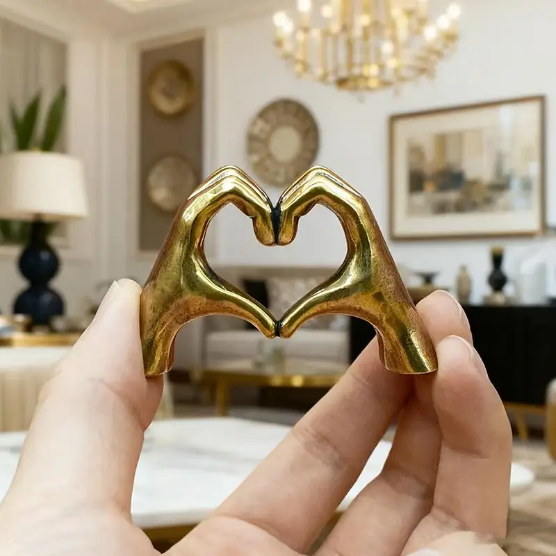 Vintage Brass Heart-Shaped Hand Statue Love Sculpture Model Ornament Home Office Desktop Decor No Break Elegant Art