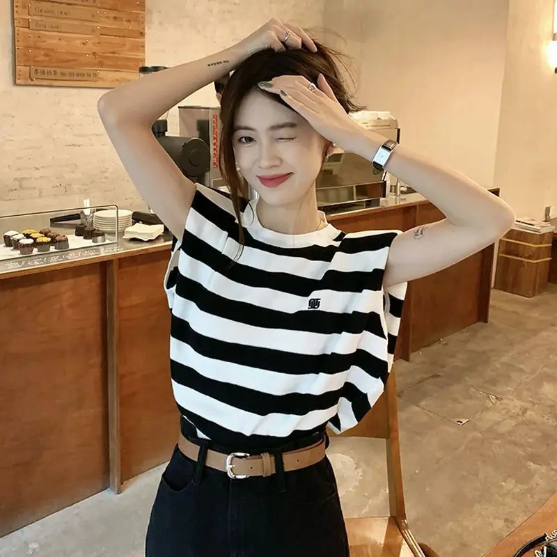 

Black and white striped vest T shirt women summer Korean version 2024 new design scheming niche loose outer streetwear women