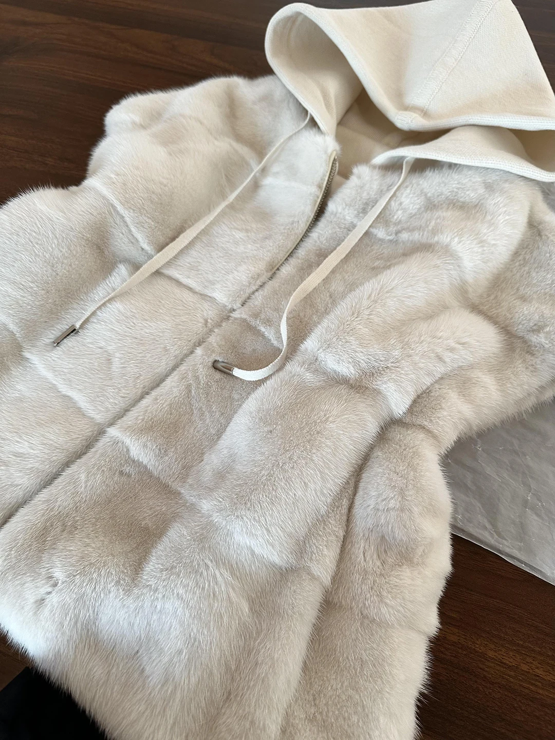 سترات نسائية جديدة من الفرو المزيف للخريف والشتاء على الطراز الكوري صدرية حرارية سميكة بقلنسوة معاطف فضفاضة تناسب الجميع