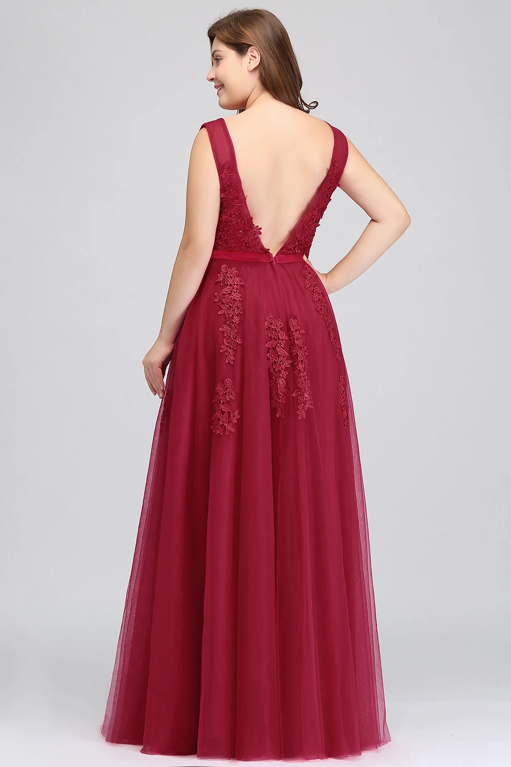 Abito lungo in tulle bordeaux Applicazioni in pizzo Scollo a V Cinturino trasparente Backless Impero Abiti da principessa A-Line Abiti formali lunghi fino al pavimento