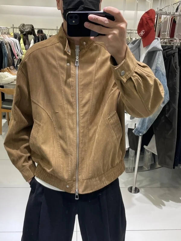 

Мужская весенняя куртка в американском стиле: новая, крутая, повседневная, из замши с воротником-стойкой, в мотоциклетном стиле, с элементами пэчворка