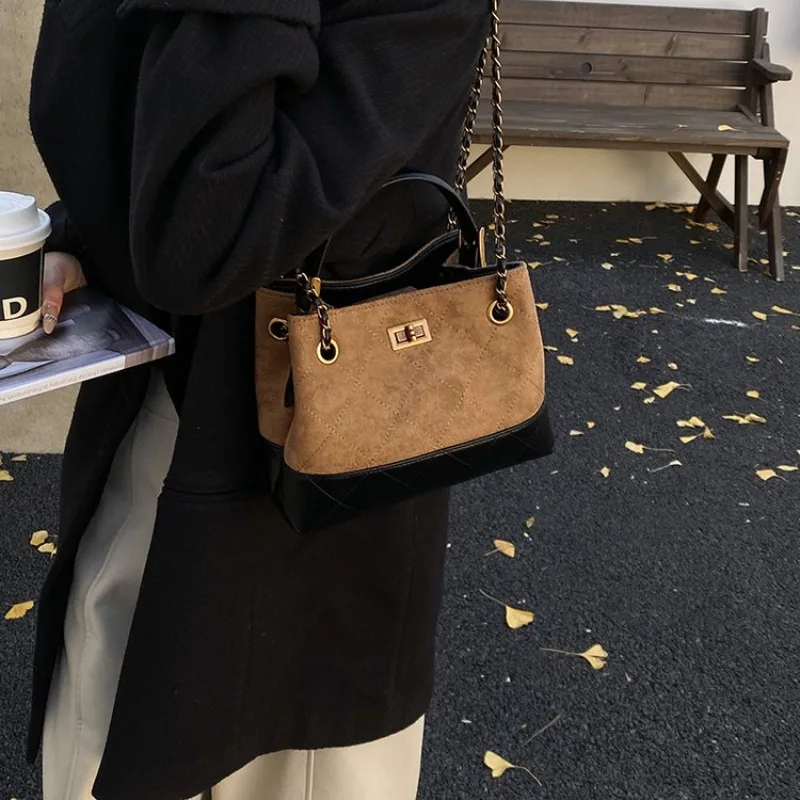 

Зимняя шикарная женская стеганая сумка с вышивкой бриллиантами 2026 года, ремешком-цепочкой и замком, идеально подходящая для зимних мероприятий и прогулок