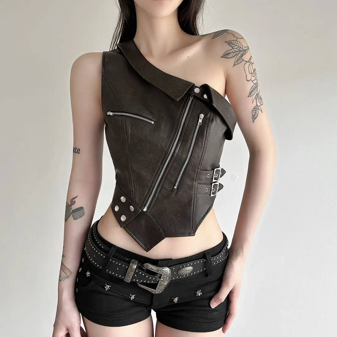 Y2K تصميم غير متماثل بولي Leather الجلود سستة مائل الكتف سترة ضيق الصيف دراجة نارية شعبية الحمالات المرأة كتل القمم