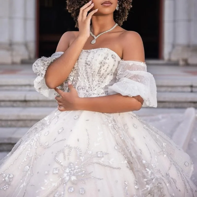 Abiti Quinceanera bianchi personalizzati con spalle scoperte decalcomania di cristallo Tull di pizzo Coda lunga Fiocco Vestido 15 Quinceanera