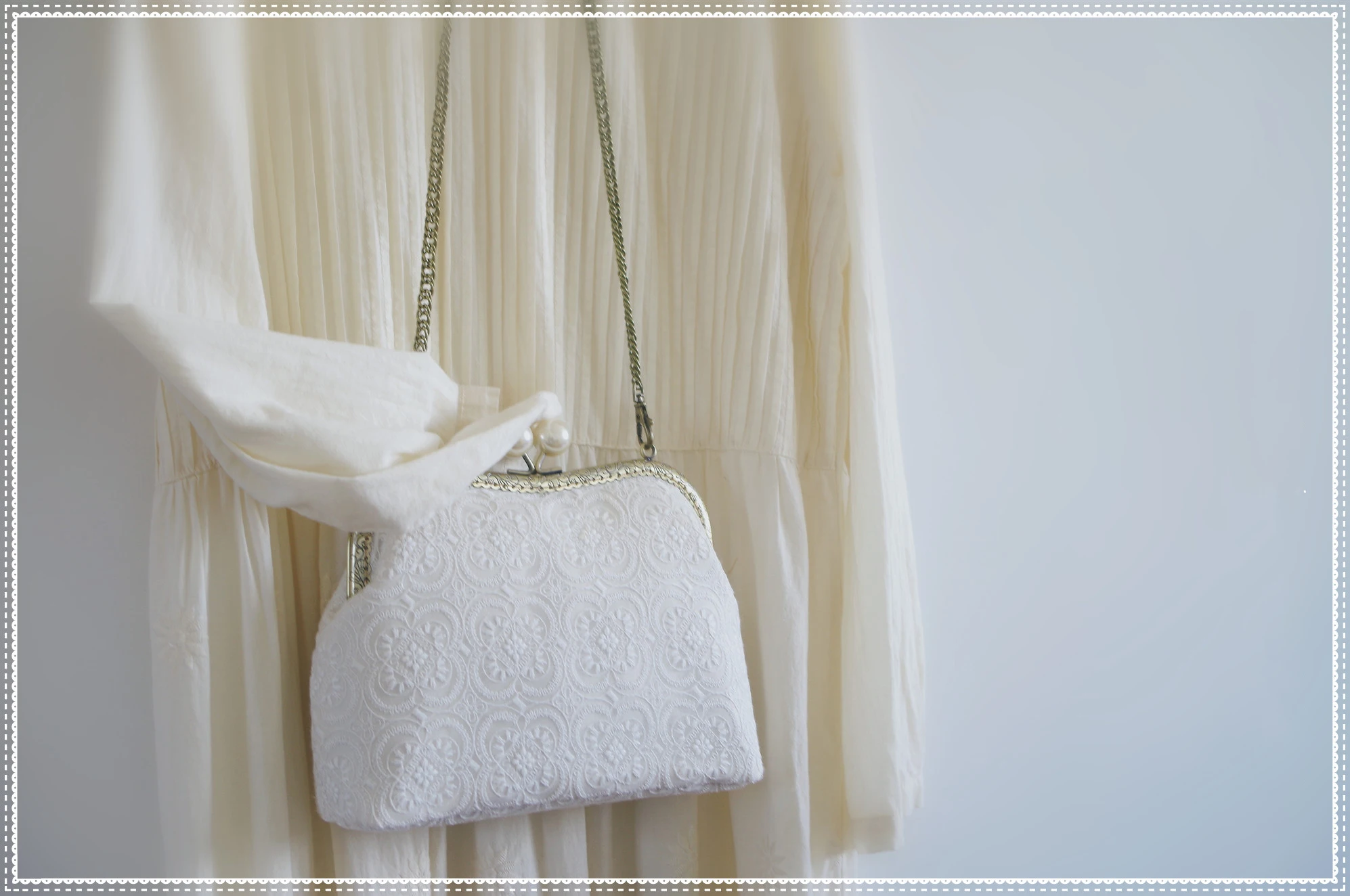 Lost in Vinatge White Lace Clasp Clutch Bag Snap Closure Metal Frame Pearl Ball Kiss Lock Bridal Clutch