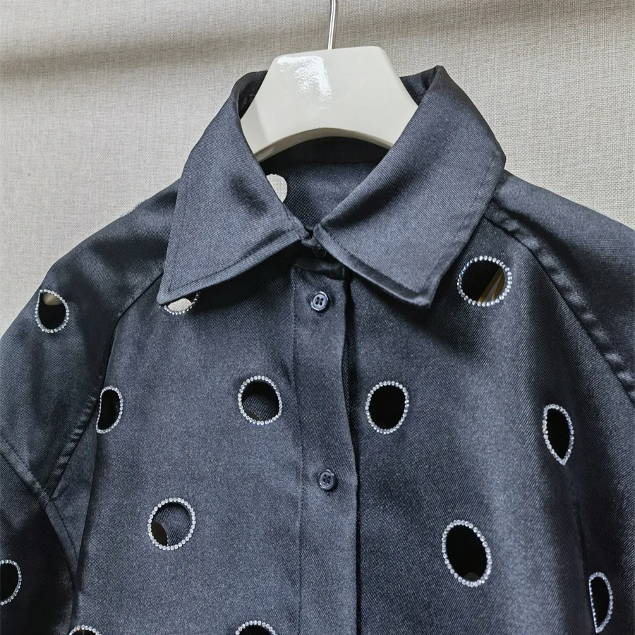 【Darmowy Prezent】Zestaw damski na wczesną jesień 2025: koszula z dekoltem w kształcie serca, z odkrytymi ramionami i szorty, zdobiony dżetami.