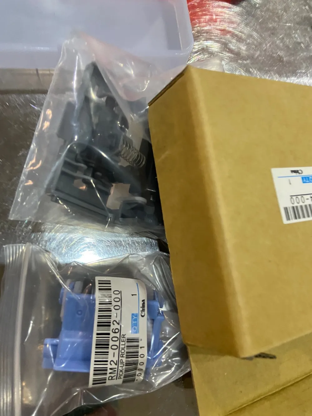 

RM2-6577-000 B5L24-67904 Разделительный ролик захвата для HP Color LaserJet M552 M553 M554 M555 M577 M578 M652 M653 M681 M682