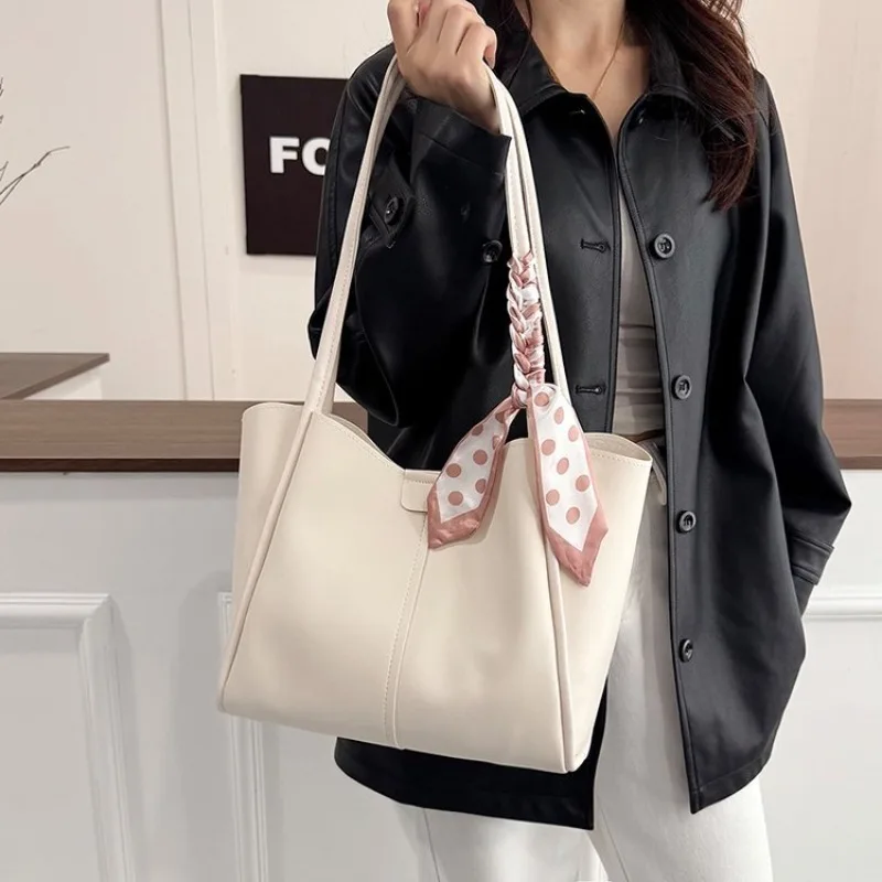 CEEKAY Damen-Tragetasche, cremeweiß, weiches PU-Leder, große Schulterhandtasche mit Schal-Detail und Beutel-Set, für den täglichen Pendelverkehr, lässig – Detail 3