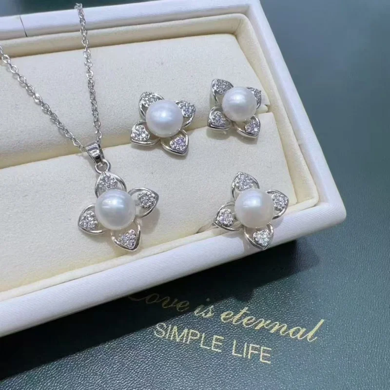 

Four-leaf Set with Full Texture Natural High-Quality Freshwater Pearl Inlay for Everyday Versatility