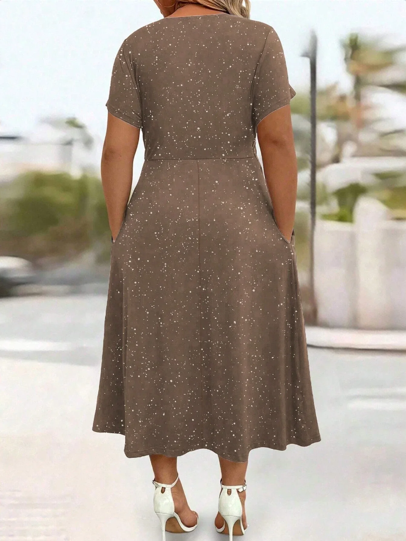 

Элегантное платье больших размеров с блестящими вставками, перекрестными завязками и карманами, весна-лето