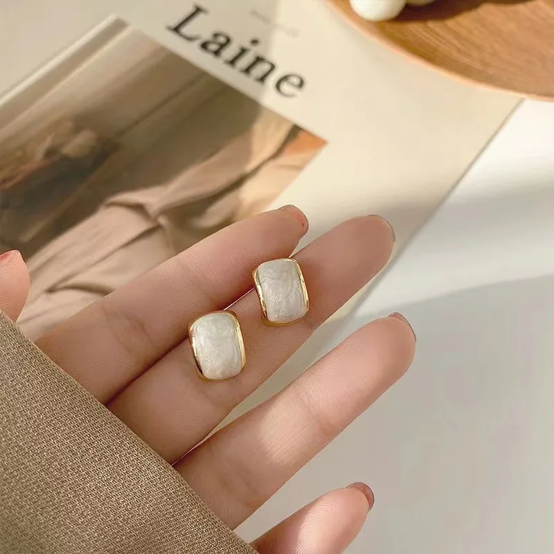 Exquisite Geometry Arc C Shaped Stud Earrings for Women Simple White Color Enamel Glaze Curved Ear Jewelry Friend Christmas Gift