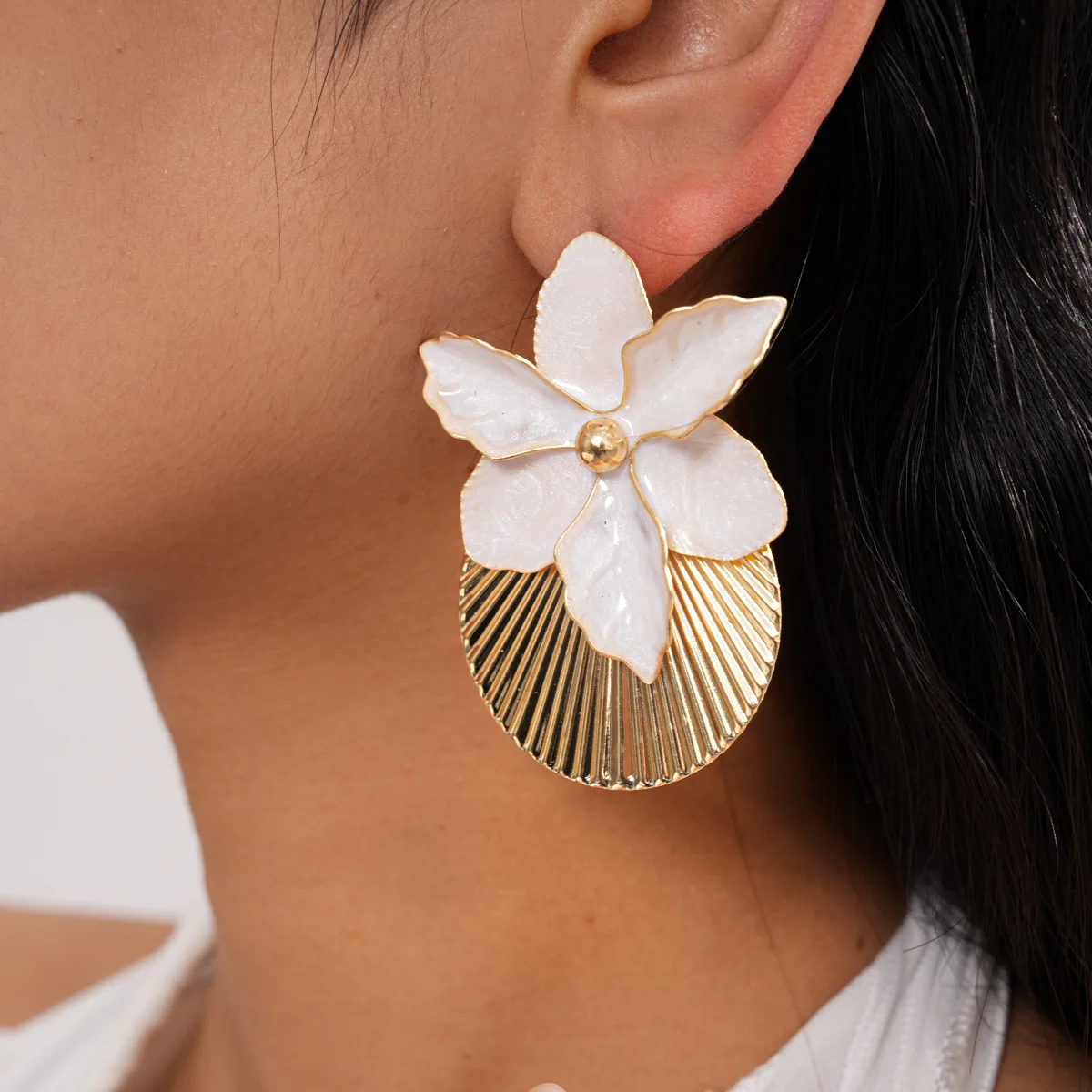 

4 Colors Large Dripping Oil Flower Stud Earrings for Women Europe and America Pleated Enamel Round Ear Studs Holiday Jewelry