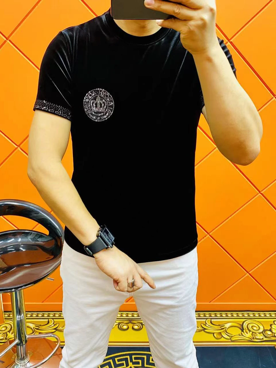 

Мужская приталенная футболка с круглым вырезом, золотистым бархатом и стразами, модная городская стильная модель для весны и лета, черная.
