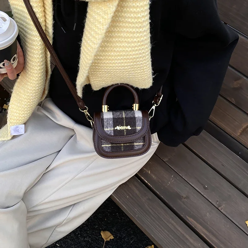 

Popular Women's Handbag: Genuine Leather Tote Bag By Famous Designer - Classic Elegant Shoulder Style