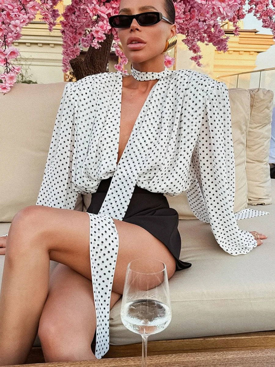 TWOTWINSTYLE, camisa holgada informal francesa de lunares para mujer, blusa de oficina con temperamento de manga larga y cuello en V, estilo de moda femenina nuevo