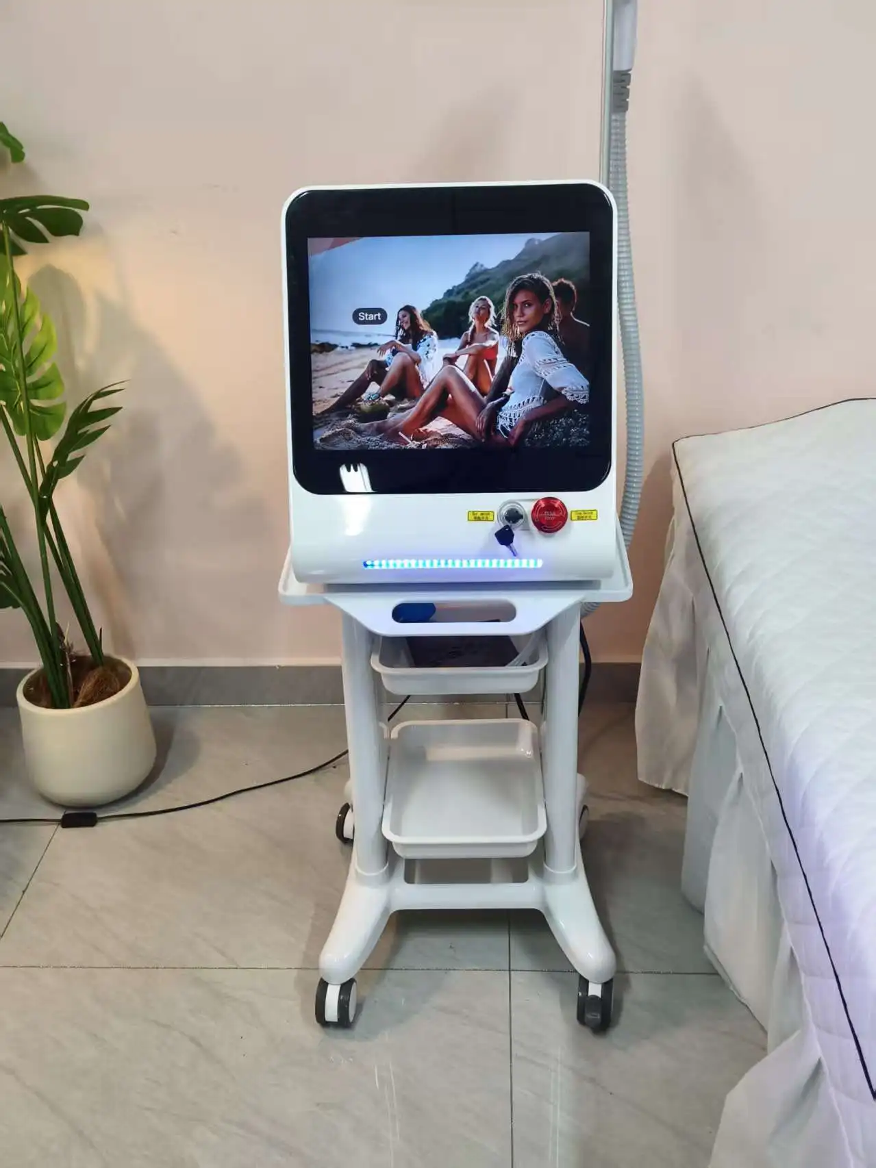 Macchina professionale per la depilazione del laser a diodi 808 indolore al titanio del ghiaccio Dispositivo per la depilazione del laser per la depilazione del platino del ghiaccio