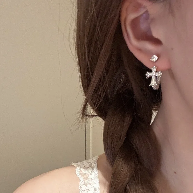 

Retro Cross Stud Earrings Super Flash Full of Zircon Light Luxury High-end Earrings Exquisite Temperament Versatile Earrings
