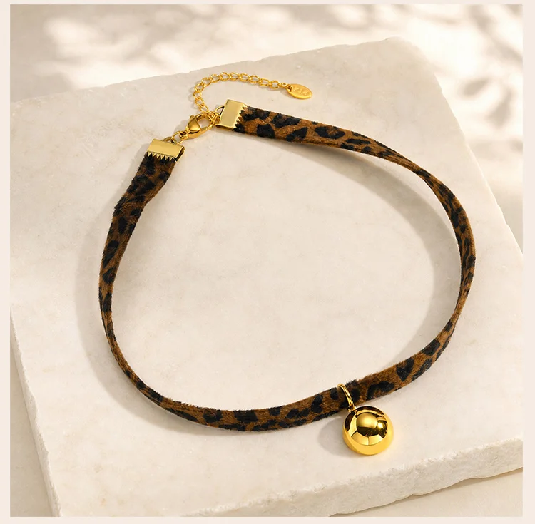 Leopardenmuster-Choker-Halskette, Samtkragen mit goldfarbenem Edelstahl-Anhänger, Y2K-Accessoires für den Trend-Einzelhandel – Detail 4