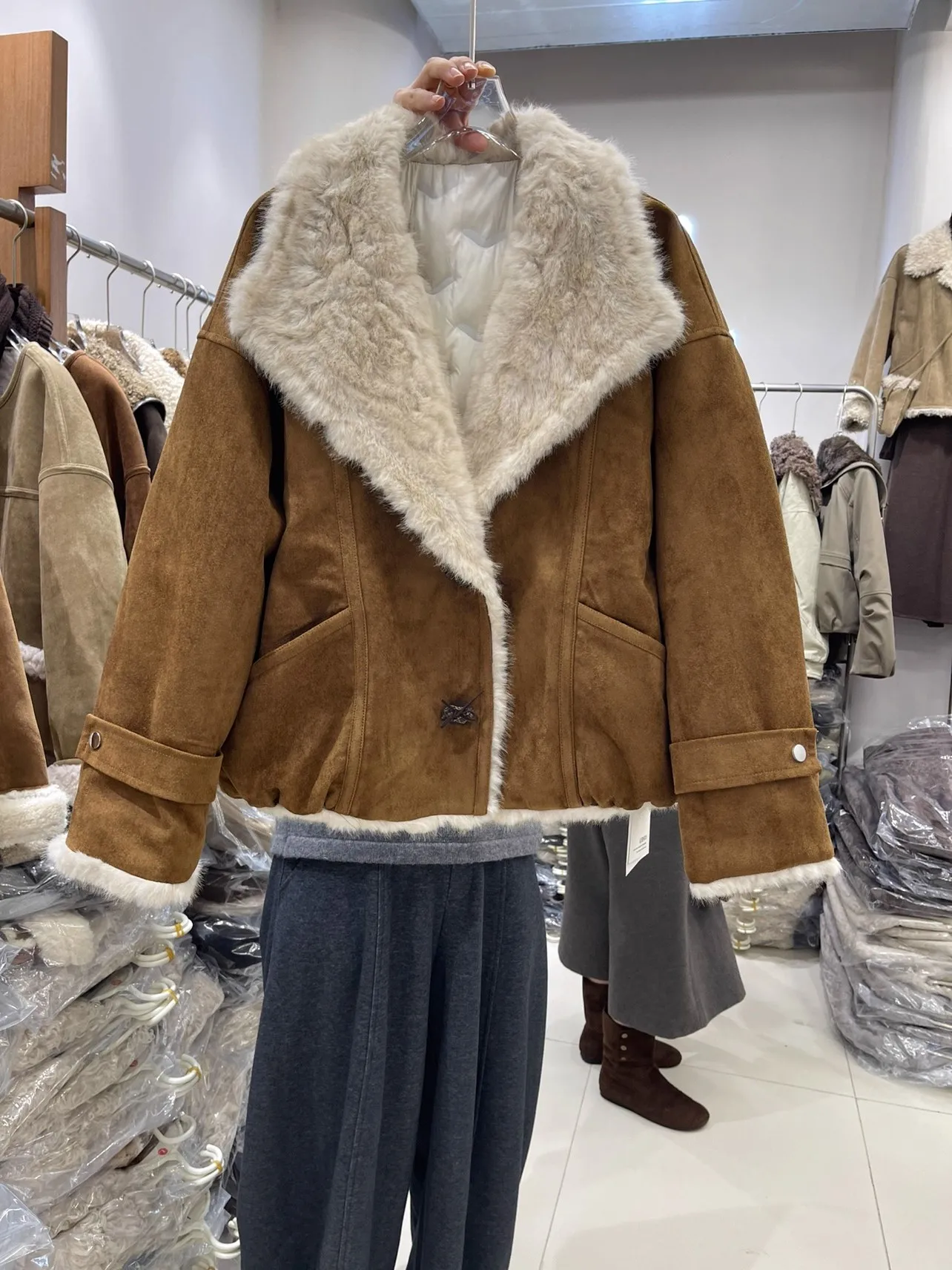 

Женская замшевая куртка с мехом ягненка, с большим воротником, в стиле ретро, рабочая одежда, комбинированная из кожи и меха, для осени и зимы, новинка