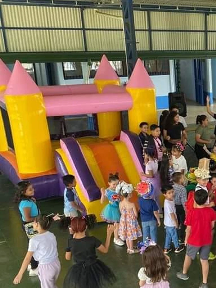 Trampolin tiup kecil anak-anak, hiburan dengan seluncuran aman dan nyaman