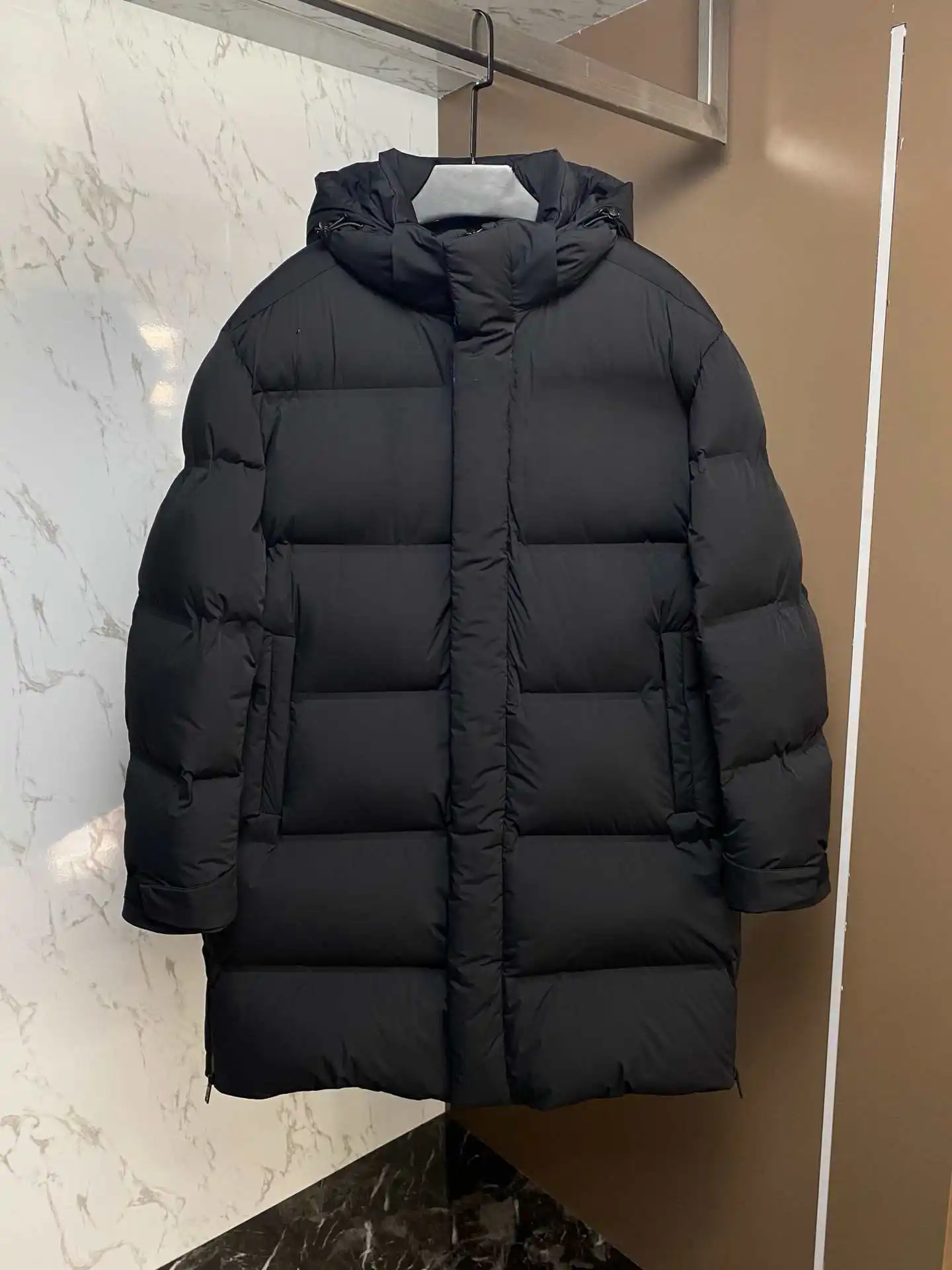 سترة طويلة دافئة للغاية للرجال جديدة لعام 2025، معطف شتوي بغطاء للرأس من ريش الإوز الفاخر