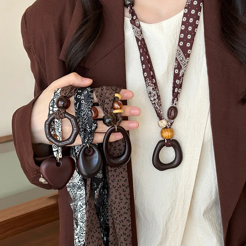 Trendy Design Geometric Heart Leopard Print Scarf Necklace for Women High-End Vintage Sweater Chain Beads Necklace Accessories
