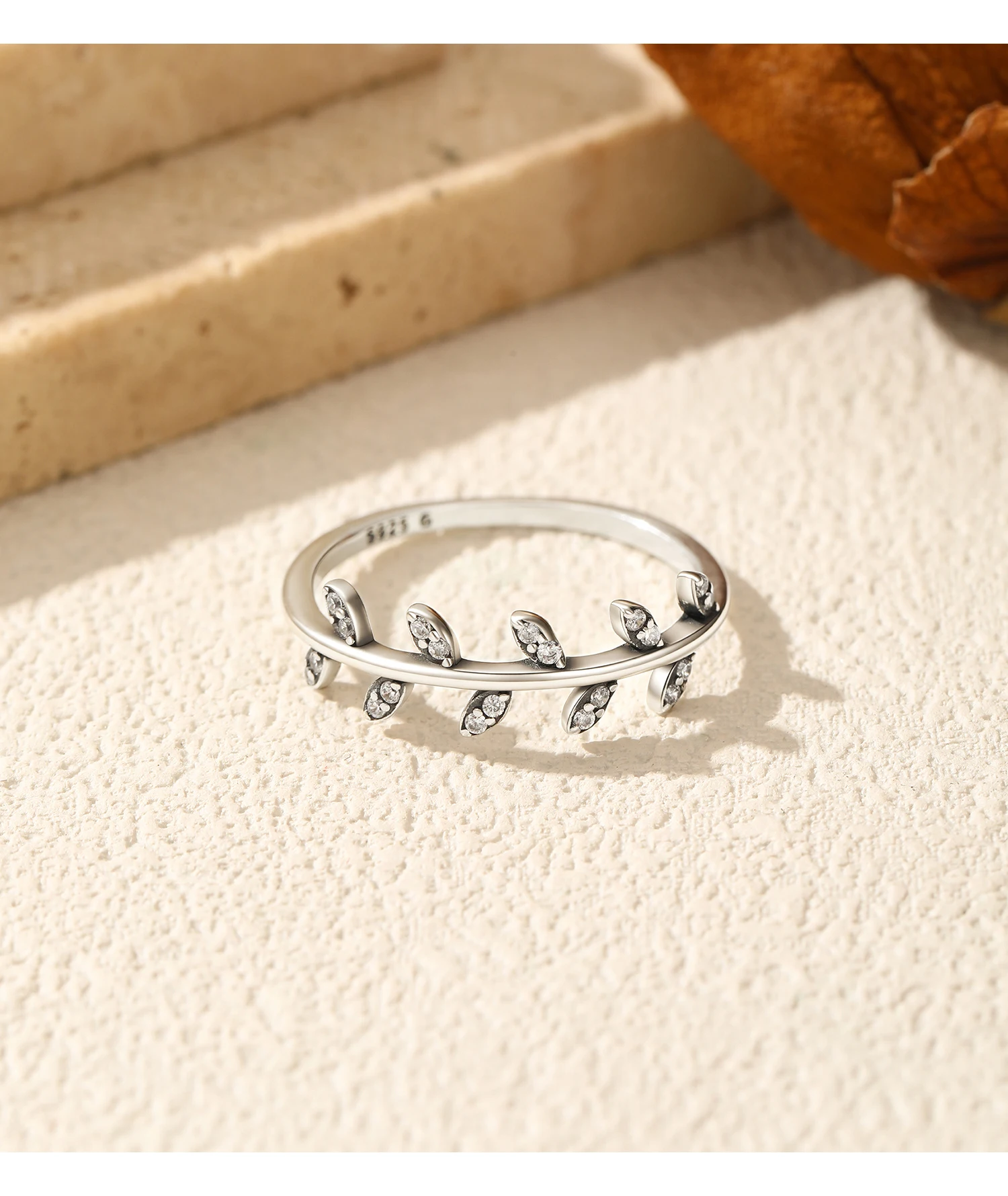 MODIAN Ring aus 925er-Sterlingsilber mit Blattzweig-Motiv, klarem Zirkonia, Olivenzweig, dünn, stapelbar, Fingerringe für Damen, Natur, edler Schmuck – Detail 11