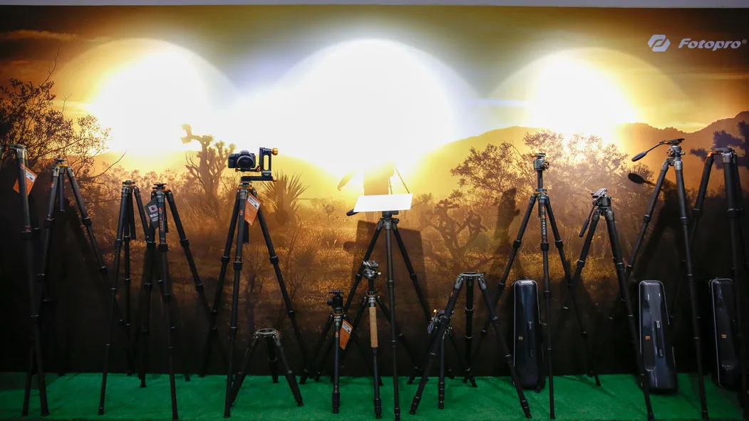 حامل ثلاثي القوائم للكاميرا الاحترافي من FOTOPRO للسفر في الهواء الطلق، حامل ثلاثي محمول Monopod مع حامل ثلاثي القوائم للكاميرا المدمجة برأس كروي