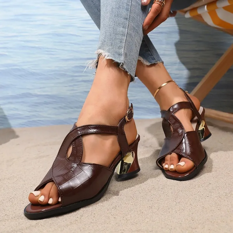 

Сандалии на танкетке с открытым носком: модные, универсальные, с круглым носком, на одной лямке, на тонкой мягкой подошве, с вырезом «рыбий рот»