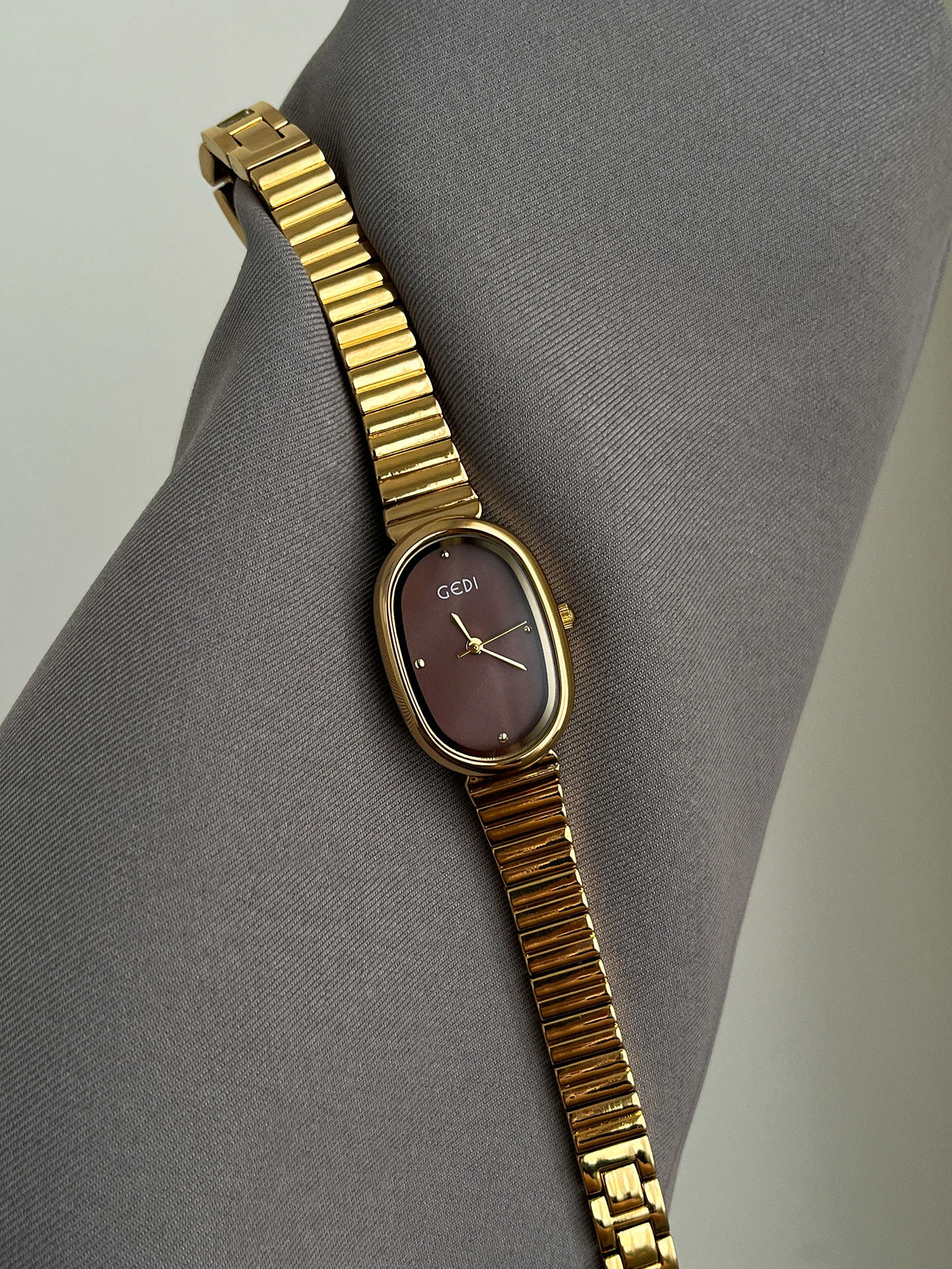 

Stylish and Elegant Women's Watch Oval Mother-of-Pearl Dial with Steel Bracelet Sophisticated Student Quartz Watches for Women