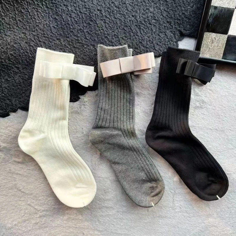 Chaussettes pour femmes gris à rayures verticales, bas empilés à tube fin avec nœud japonais