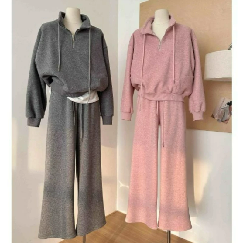 

Комплект из флисовой толстовки с воротником-стойкой и спортивных брюк для женщин, осень 2026, новая модная коллекция, свободный повседневный крой, комплект из двух предметов