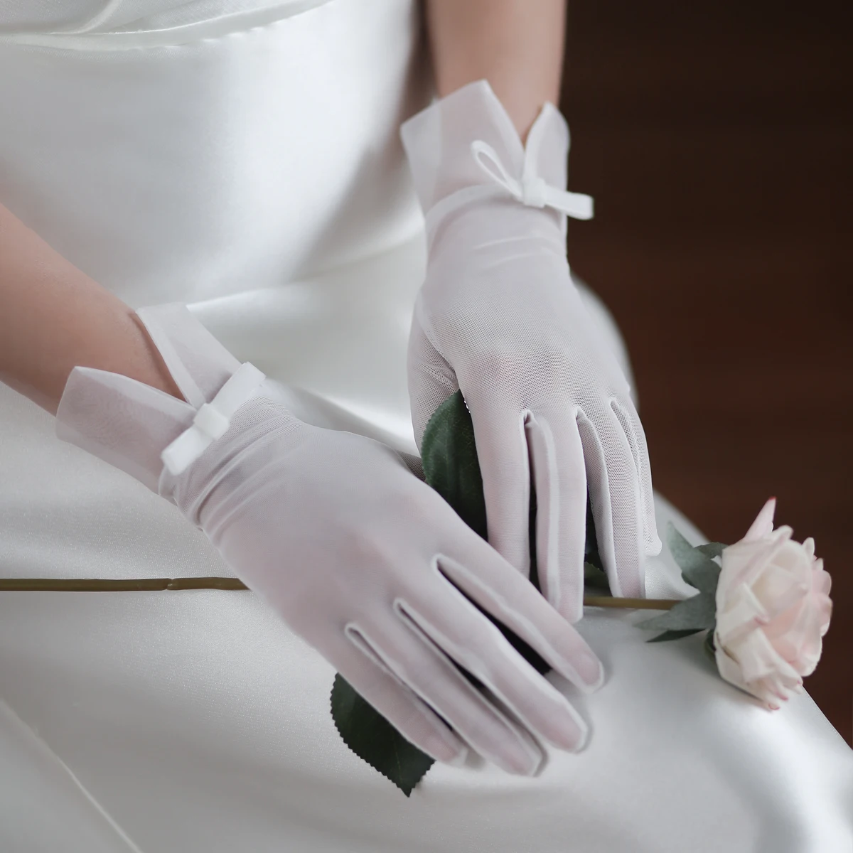 WG057 Exquisite Wedding White Bridal Gloves Elastic Mesh Bow Brides Fingertip Wrist Gloves Women Pageant Prom Handschuh