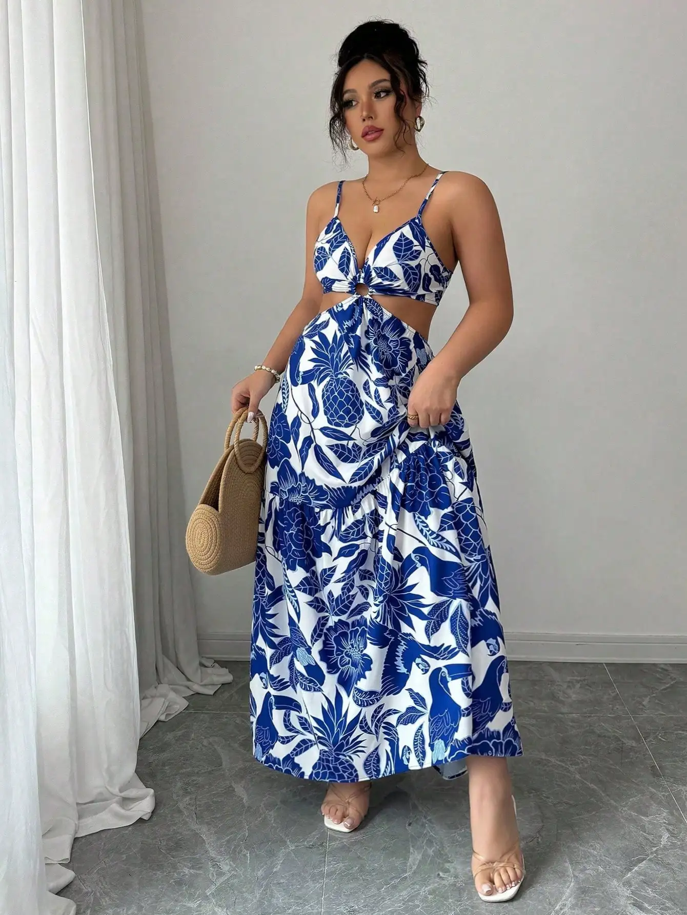 

Женское макси-платье без рукавов сине-белого цвета с цветочным принтом и вырезами на талии