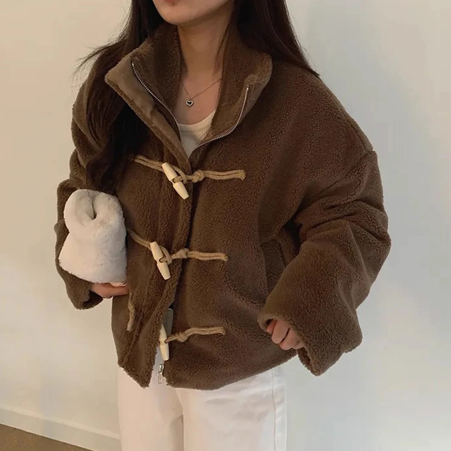 Jaket Wanita Katun Retro Serbaguna atau Longgar dengan Bulu Domba, Desain Kancing, Musim Dingin Baru, Gaya Kasual untuk Bepergian, Serat Poliester