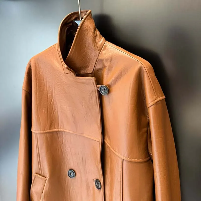 سترة جلدية أصلية عصرية جديدة بطول منتظم لعام 2025 بياقة مقلوبة ملابس نسائية لخريف وربيع جودة عالية